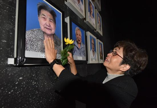 刚刚 南京大屠杀幸存者照片墙的灯又熄了两盏