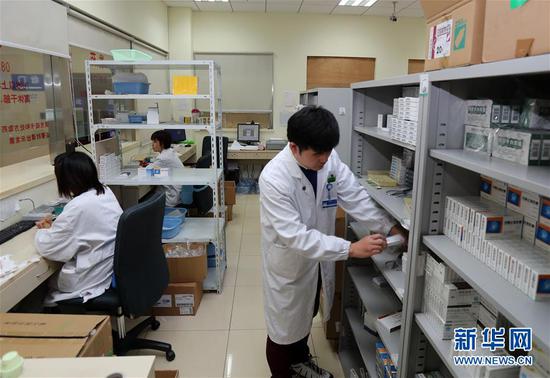 上海市胸科医院的门诊药房(4月11日摄)。 新华社记者 刘颖 摄