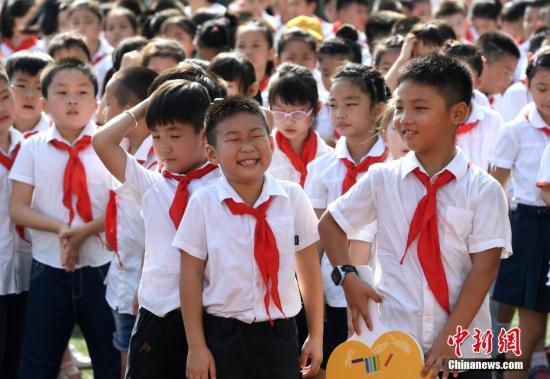 资料图:小学生参加开学典礼,迎接开学第一天。中新社记者韩苏原摄