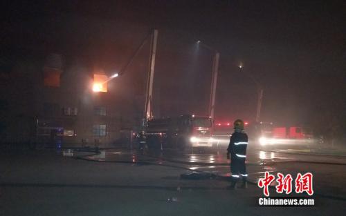 浙江长兴一企业仓库起火 过火面积1500平方米无人员伤亡