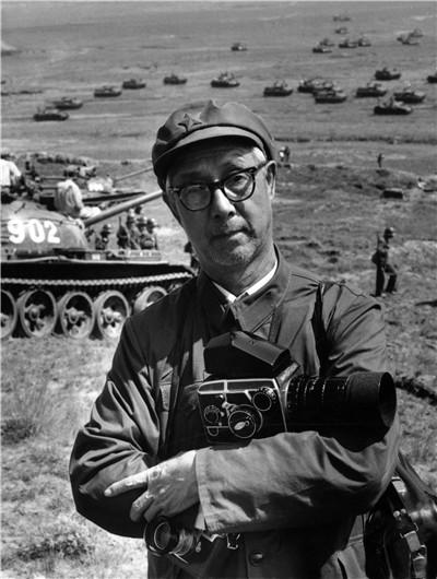 邹健东采访华北军事演习留影(1981年)