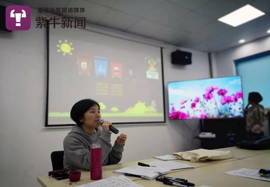 周春在普及垃圾分类知识