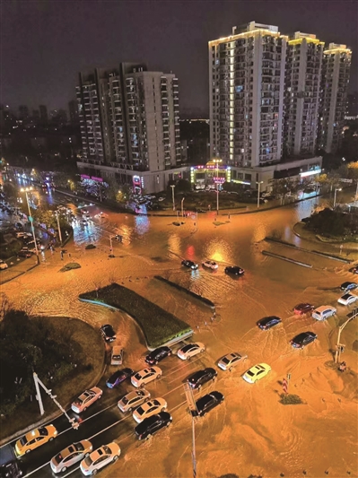 南京自来水管爆裂致江东门隧道淹水 水务集团正抢修