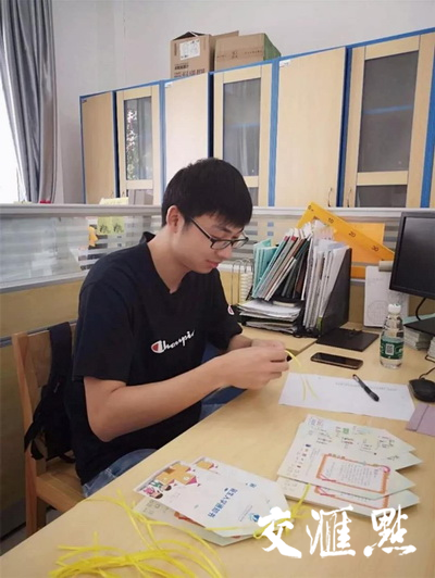 老师准备录取通知书。