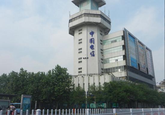 淮海路中国电信楼顶广告牌拆除后