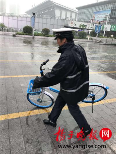 百余共享单车肆意停放 堵住火车站出租车接客通道