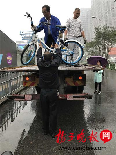 百余共享单车肆意停放 堵住火车站出租车接客通道