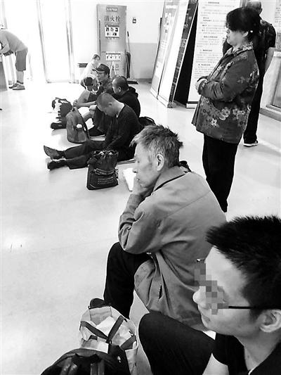 挂号机前有号贩子早早前去排队