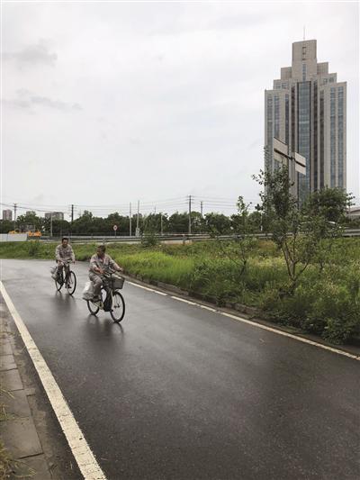 没有路灯的马路距离六合区政府仅百米之遥。宋南飞 摄