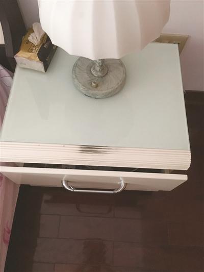 手机充电时“自燃” 厂家：原价赔偿须签保密协议