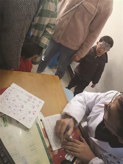 林海平画的漫画放在办公桌上,随时可以给患儿看。朱鼎兆 摄