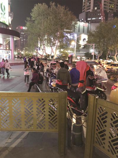 “车歇人不歇” 南京闹市区“黑车”拉客月入七八千