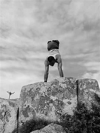 无腿小伙倒立“行走”10小时登顶泰山