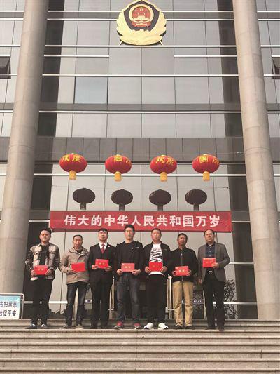 淮安轿车冲入河中 7人不约而同跳入河中救人