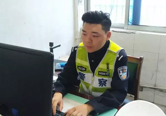 90后交警跪下为倒地老人“垫背”：就是想他舒服点