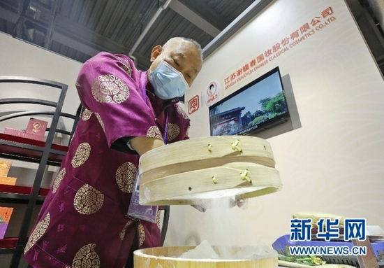 江苏省非遗“香粉油”制作工艺代表性传承人刘新展示香粉制作工艺(席航飞 摄)