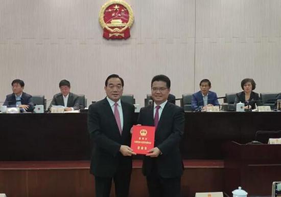 ▲周铁根向王剑锋颁发任命书
