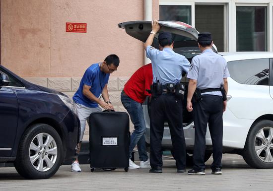 北大附中考卷装车。