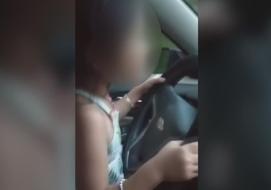 6岁女童开车上路 父亲拍摄视频炫耀：完全可以开高速