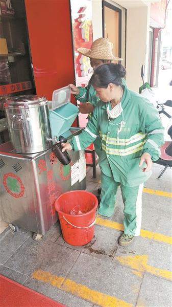邱卫东为“城市美容师”供应茶水,以表敬意和感谢。