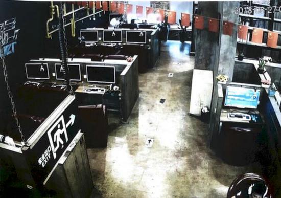 网吧内丢手机 被盗者请君入瓮巧捉窃贼