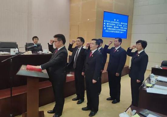 ▲新任命人员面对宪法庄严地宣誓就职