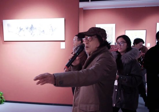 江苏省收藏家协会书画院副院长、画展策展人相磊为参展嘉宾讲解作品