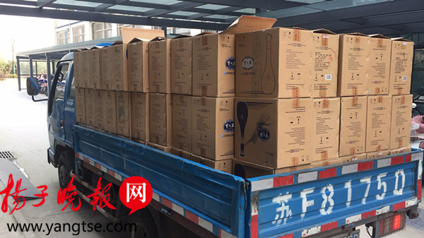 一辆装满制假包材的货车被警方现场查获。黄蓓蓓摄