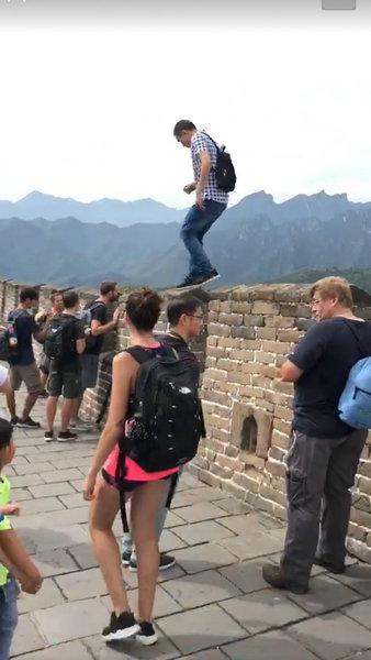 男子攀爬长城"飞檐走壁" 旁人苦劝:下来吧谢谢您了