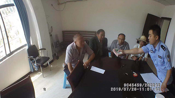 民警向受害人返还赃款 本文图均为 警方供图