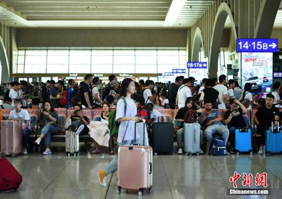 资料图:旅客在河北石家庄火车站候车大厅候车。2019年中国铁路暑运7月1日正式启动,至8月31日结束。中新社记者 翟羽佳 摄