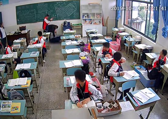 四川一老师在教室被学生持物猛打头部，仍在ICU未苏醒