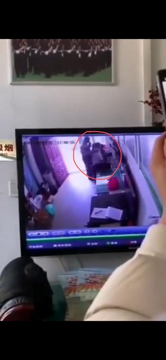 家长调取监控查看事情经过。受访者供图