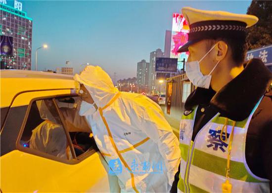 汪勇正在为过往车辆内的人员测量体温