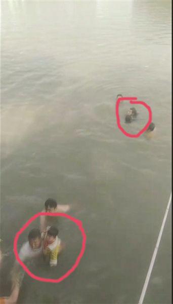 淮安轿车冲入河中 7人不约而同跳入河中救人