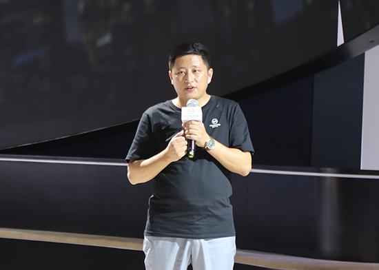 相城区青年商会理事宋文放先生介绍威马品牌。