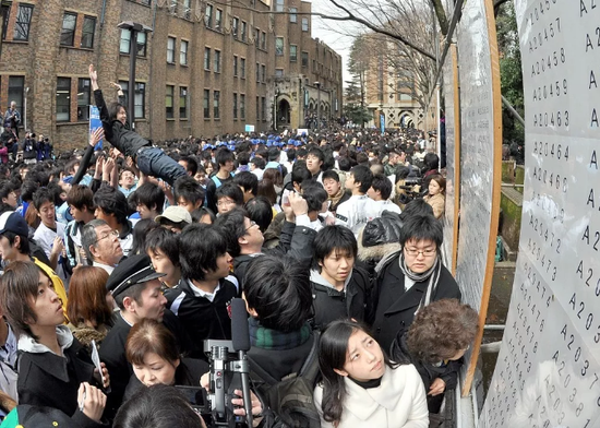 2010年3月10日,考生在东京大学查看入学考试结果。图/视觉中国