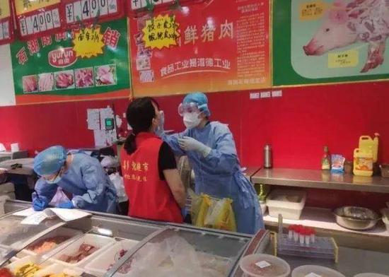 连云港市各级卫生健康部门积极会同市场监管、商务等部门,联合开展冷链食品相关场所、从业人员咽拭子采样和新冠病毒核酸检测工作。