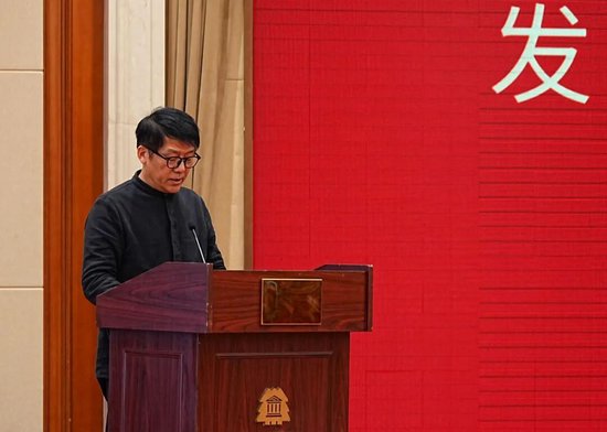 江苏省中国画学会副会长栾剑主持会议