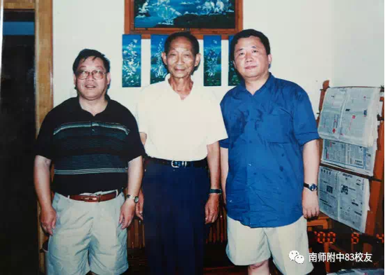 2000年8月4日晚摄于袁隆平先生客厅。左为许祖云老师，右为王栋生老师