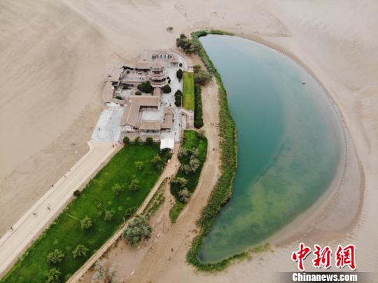 近两年来,曾经一度面临“消亡危机”的甘肃敦煌月牙泉水域面积趋于稳定状态,此前长时间日渐消瘦的月牙形状,逐渐变得“丰满”起来。 杨艳敏 摄