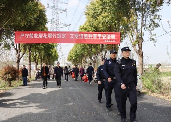  图释：民警加强墓区巡查引导群众文明祭扫 拍摄：孟杰