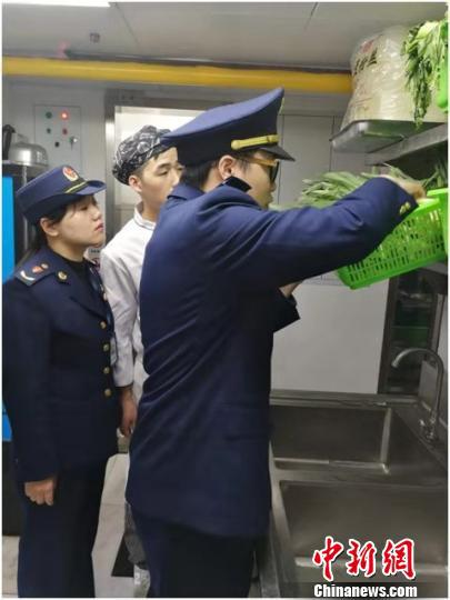 杭州市市场监管局对该市20家“外婆家”门店进行突击检查。