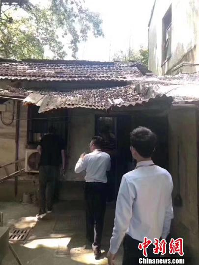 络绎不绝的房产中介和意向购房者站满了小屋里里外外。