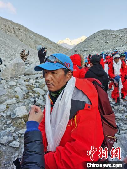 图为5月28日，2020珠峰高程测量登山队8名攻顶队员安全返回海拔5200米的珠峰登山大本营。　徐志军 摄