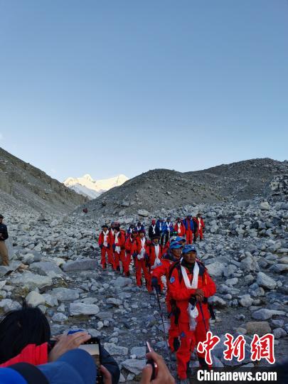 图为5月28日，2020珠峰高程测量登山队8名攻顶队员安全返回海拔5200米的珠峰登山大本营。　徐志军 摄