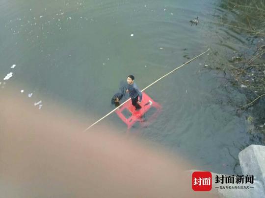 四轮电动车被河水淹没。