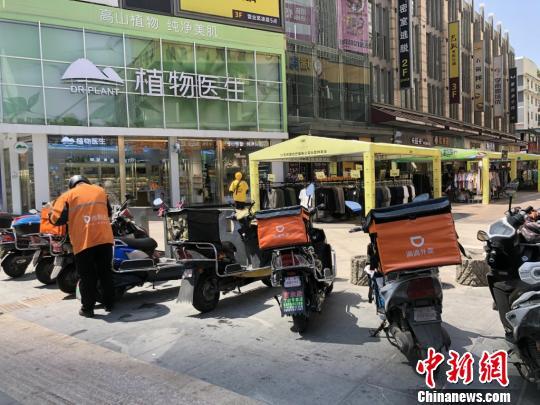“外卖小哥”们排着长队等待取餐。 孙权摄