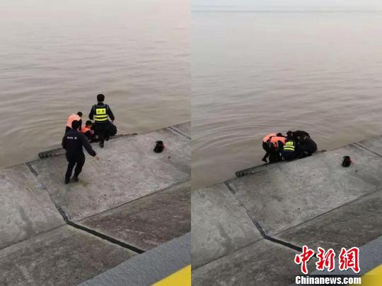 图为:民警机智解救化险为夷。海宁公安供图