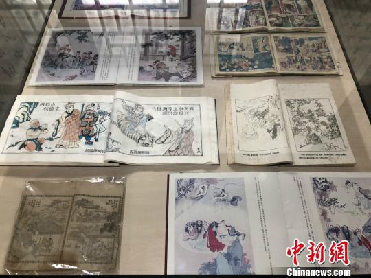 各种版本的《西游记》连环画。 徐珊珊 摄